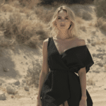 d&eacute;couvrez comment dakota johnson r&eacute;invente la robe noire estivale avec un style audacieux qui d&eacute;fie les conventions de la saison.