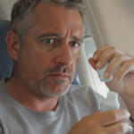 d&eacute;couvrez pourquoi une sp&eacute;cialiste d&eacute;conseille de suivre votre routine de soin de la peau en avion et quels gestes adopter pour prot&eacute;ger votre peau en altitude.