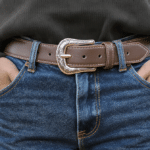 cet automne, la ceinture western apporte une touche de caract&egrave;re &agrave; vos jeans pr&eacute;f&eacute;r&eacute;s. d&eacute;couvrez comment adopter cet accessoire tendance.