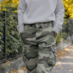 cet automne, adoptez le pantalon camouflage avec &eacute;l&eacute;gance gr&acirc;ce &agrave; nos conseils de style : associations, coupes et accessoires pour remplacer le jean.