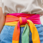 d&eacute;couvrez le &laquo; colour cinching &raquo;, une astuce mode simple et efficace pour dynamiser votre silhouette en associant des couleurs vives et harmonieuses.