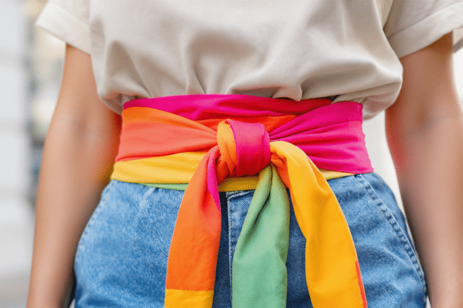 d&eacute;couvrez le &laquo; colour cinching &raquo;, une astuce mode simple et efficace pour dynamiser votre silhouette en associant des couleurs vives et harmonieuses.