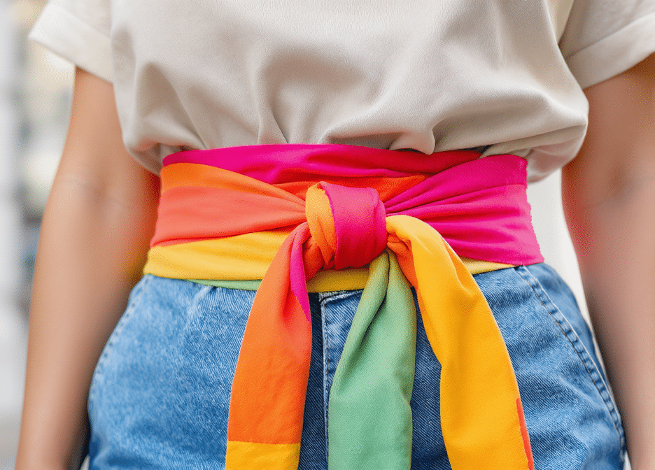 d&eacute;couvrez le &laquo; colour cinching &raquo;, une astuce mode simple et efficace pour dynamiser votre silhouette en associant des couleurs vives et harmonieuses.