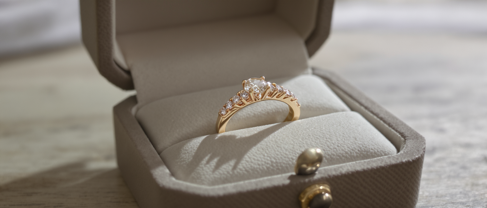 d&eacute;couvrez le diamant champagne, une pierre pr&eacute;cieuse aux nuances chaleureuses et singuli&egrave;res qui apporte une touche d&rsquo;&eacute;l&eacute;gance &agrave; vos bijoux.