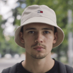 d&eacute;couvrez le nouveau chapeau casual sign&eacute; tommy hilfiger, la pi&egrave;ce incontournable qui pourrait s'imposer comme la tendance mode estivale incontournable de l'ann&eacute;e prochaine.