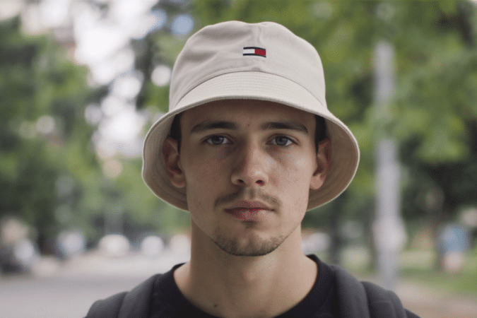 d&eacute;couvrez le nouveau chapeau casual sign&eacute; tommy hilfiger, la pi&egrave;ce incontournable qui pourrait s'imposer comme la tendance mode estivale incontournable de l'ann&eacute;e prochaine.
