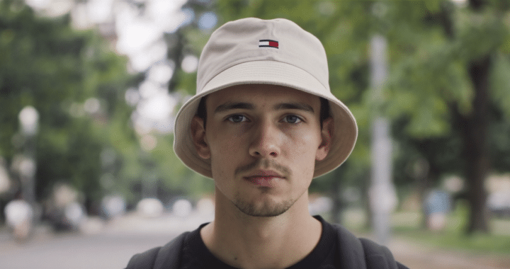 d&eacute;couvrez le nouveau chapeau casual sign&eacute; tommy hilfiger, la pi&egrave;ce incontournable qui pourrait s'imposer comme la tendance mode estivale incontournable de l'ann&eacute;e prochaine.