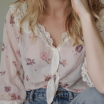 cet automne, les chemisiers romantiques apportent une touche f&eacute;minine et &eacute;l&eacute;gante &agrave; vos jeans. d&eacute;couvrez des id&eacute;es de looks faciles &agrave; adopter.