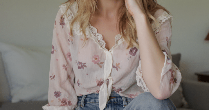 cet automne, les chemisiers romantiques apportent une touche f&eacute;minine et &eacute;l&eacute;gante &agrave; vos jeans. d&eacute;couvrez des id&eacute;es de looks faciles &agrave; adopter.