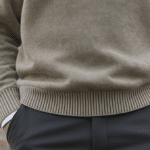adoptez la chemise gliss&eacute;e sous un pull : un duo preppy-chic pratique et &eacute;l&eacute;gant, parfait pour composer des looks tendance cet automne.
