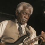 d&eacute;couvrez six cl&eacute;s pour comprendre chuck berry, son g&eacute;nie musical, son influence et l&rsquo;h&eacute;ritage de l&rsquo;homme qui a fa&ccedil;onn&eacute; le rock&rsquo;n&rsquo;roll.