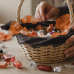 fabriquez facilement un panier &agrave; bonbons d&rsquo;halloween &agrave; la fois effrayant et festif gr&acirc;ce &agrave; ce diy simple, id&eacute;al pour pr&eacute;parer la chasse aux bonbons.