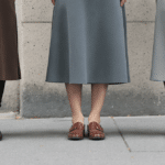 jupe midi en automne : d&eacute;couvrez comment l&rsquo;associer aux bottes, mocassins ou baskets pour cr&eacute;er des tenues &eacute;l&eacute;gantes et confortables.