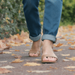 d&eacute;couvrez l&rsquo;astuce mode pour continuer &agrave; porter vos chaussures ouvertes avec style quand les temp&eacute;ratures baissent et que l&rsquo;automne s&rsquo;installe.