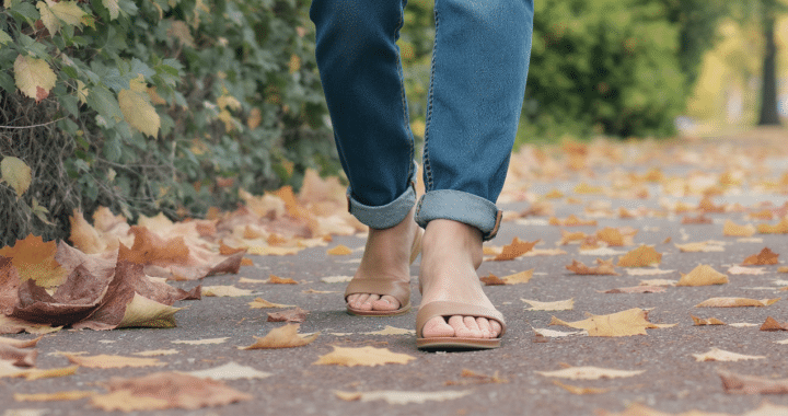 d&eacute;couvrez l&rsquo;astuce mode pour continuer &agrave; porter vos chaussures ouvertes avec style quand les temp&eacute;ratures baissent et que l&rsquo;automne s&rsquo;installe.