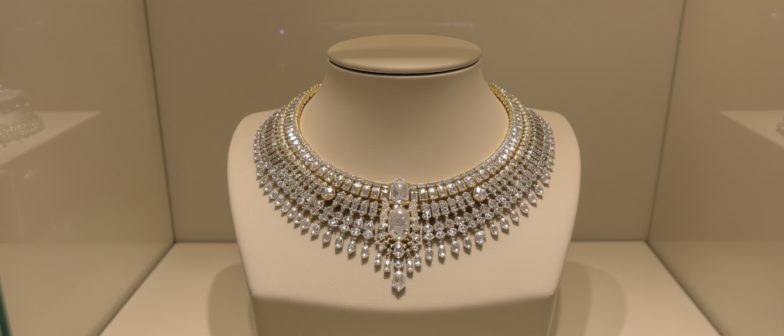 d&eacute;couvrez la l&eacute;gende du collier maudit de la reine d&rsquo;&eacute;gypte : un bijou fascinant o&ugrave; se m&ecirc;lent pouvoir, myst&egrave;res et r&eacute;cits anciens.