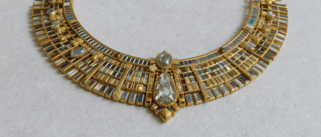 d&eacute;couvrez la l&eacute;gende du collier maudit de la reine d&rsquo;&eacute;gypte, symbole de pouvoir et de myst&egrave;re, entre secrets anciens, mal&eacute;diction et fascination.