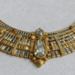 d&eacute;couvrez la l&eacute;gende du collier maudit de la reine d&rsquo;&eacute;gypte, symbole de pouvoir et de myst&egrave;re, entre secrets anciens, mal&eacute;diction et fascination.