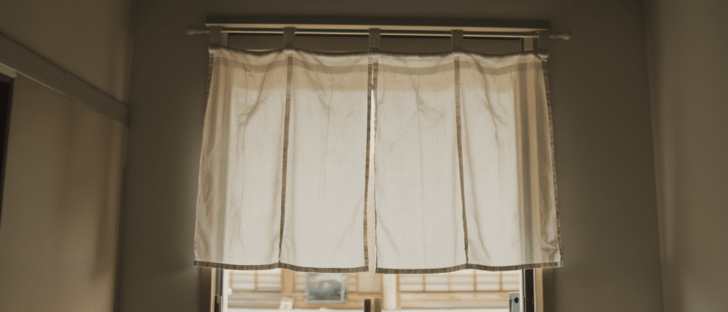 d&eacute;couvrez le noren japonais, un rideau &eacute;l&eacute;gant et pratique pour s&eacute;parer vos espaces, pr&eacute;server l&rsquo;intimit&eacute; et laisser circuler la lumi&egrave;re, sans installer de porte.
