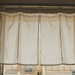 d&eacute;couvrez le noren japonais, un rideau &eacute;l&eacute;gant et pratique pour s&eacute;parer vos espaces, pr&eacute;server l&rsquo;intimit&eacute; et laisser circuler la lumi&egrave;re, sans installer de porte.