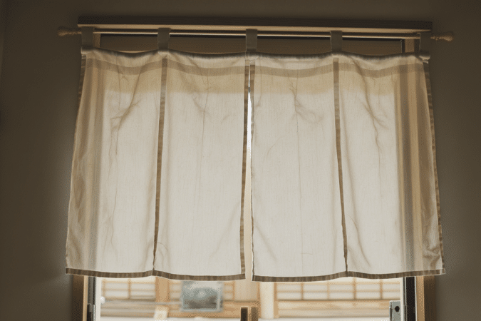 d&eacute;couvrez le noren japonais, un rideau &eacute;l&eacute;gant et pratique pour s&eacute;parer vos espaces, pr&eacute;server l&rsquo;intimit&eacute; et laisser circuler la lumi&egrave;re, sans installer de porte.