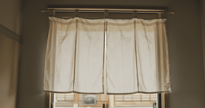 d&eacute;couvrez le noren japonais, un rideau &eacute;l&eacute;gant et pratique pour s&eacute;parer vos espaces, pr&eacute;server l&rsquo;intimit&eacute; et laisser circuler la lumi&egrave;re, sans installer de porte.