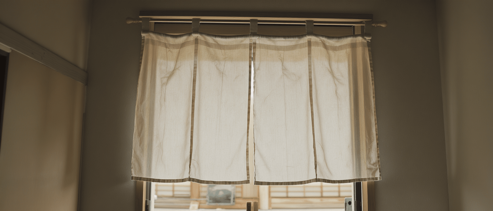 découvrez le noren japonais, un rideau élégant et pratique pour séparer vos espaces, préserver l’intimité et laisser circuler la lumière, sans installer de porte.