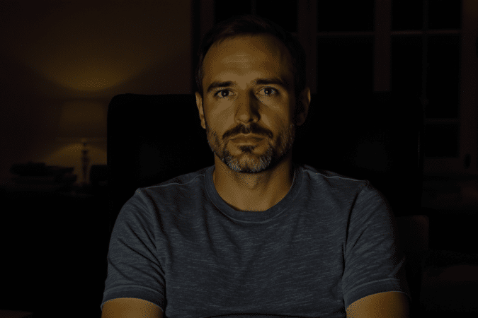 dans &laquo; un monde &agrave; part &raquo;, nicolas mathieu explore les nuits de l&rsquo;insomnie et cet univers singulier o&ugrave; les pens&eacute;es, les &eacute;motions et le temps prennent une autre dimension.