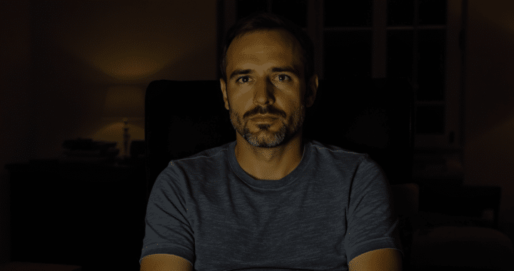 dans &laquo; un monde &agrave; part &raquo;, nicolas mathieu explore les nuits de l&rsquo;insomnie et cet univers singulier o&ugrave; les pens&eacute;es, les &eacute;motions et le temps prennent une autre dimension.