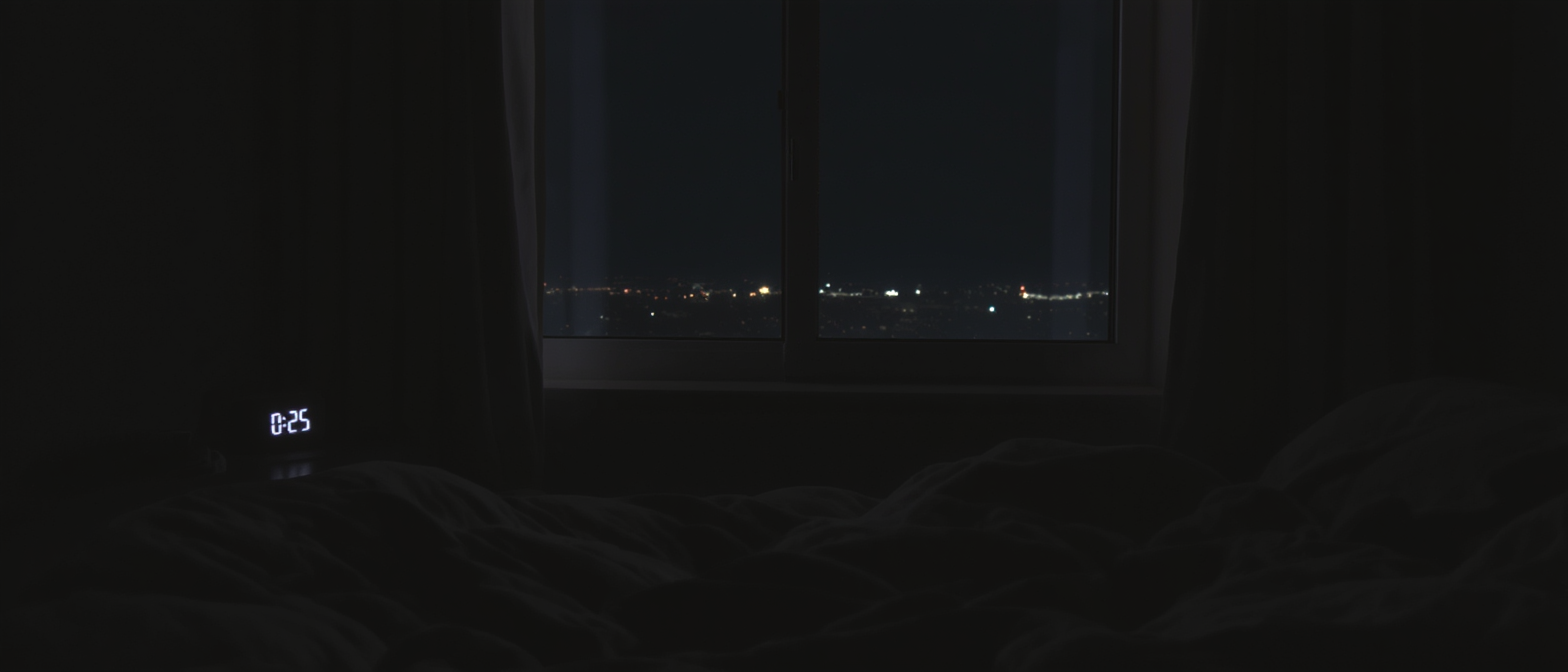 dans « un monde à part », nicolas mathieu explore les nuits de l’insomnie et cet univers singulier où les pensées s’éveillent quand le sommeil se dérobe.